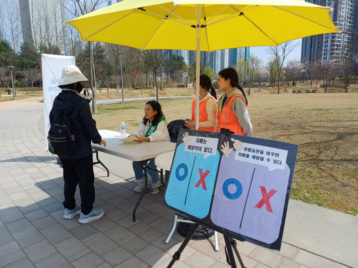 2번 스탬프 전경 치매 예방 질의와 답변하는 모습
