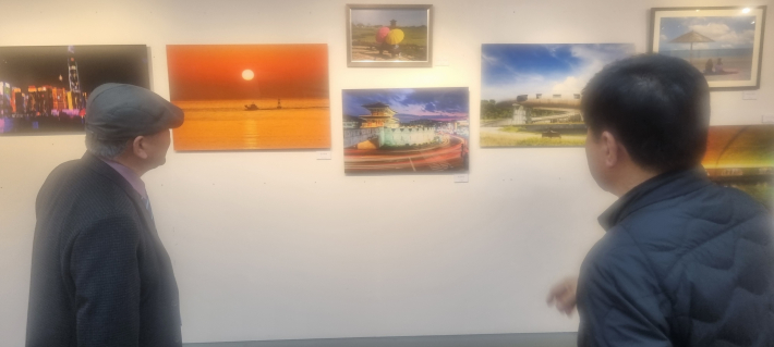 이정일 작가가 작품을 세밀하게 설명하고 있는 모습