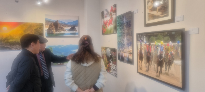 작가의 설명을 들어야  작품 세계를 더 빨리 이해할 수있다. 