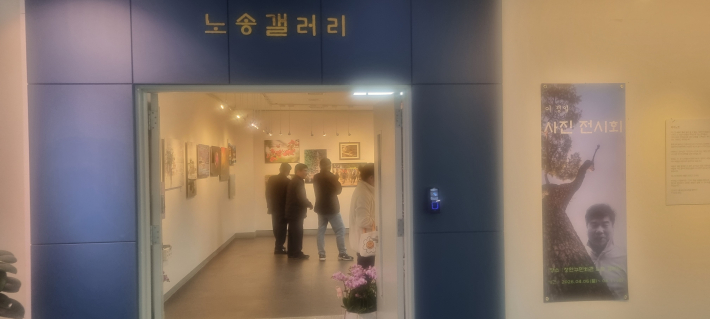 노송 갤러리 입구에서 바라보는 사진 작품들