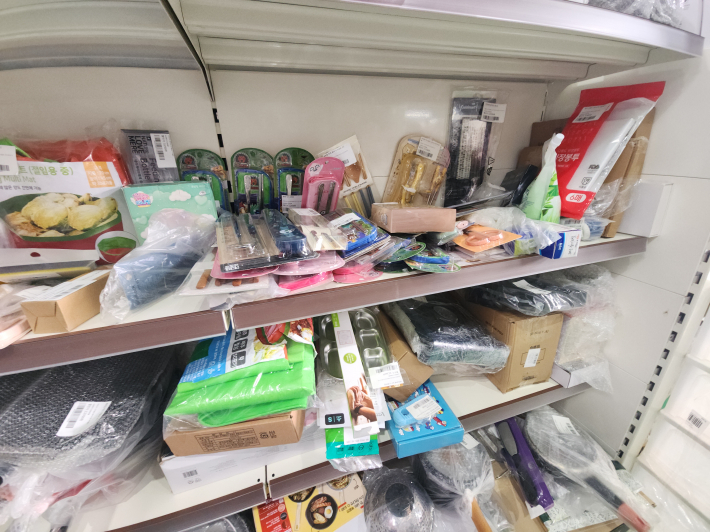 깔끔하게 포장되어 진열된 다양한 리퍼브 상품 모습