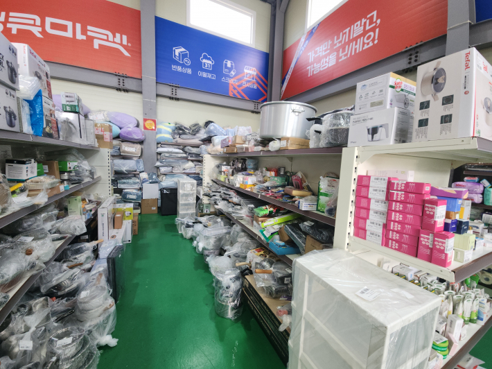 깔끔하게 정돈된 땡큐마켓 수원권선점 매장 내부 전경