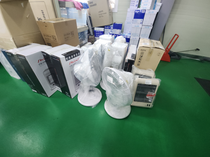 계절가전 제품이 입고되어 있는 매장 한쪽 공간