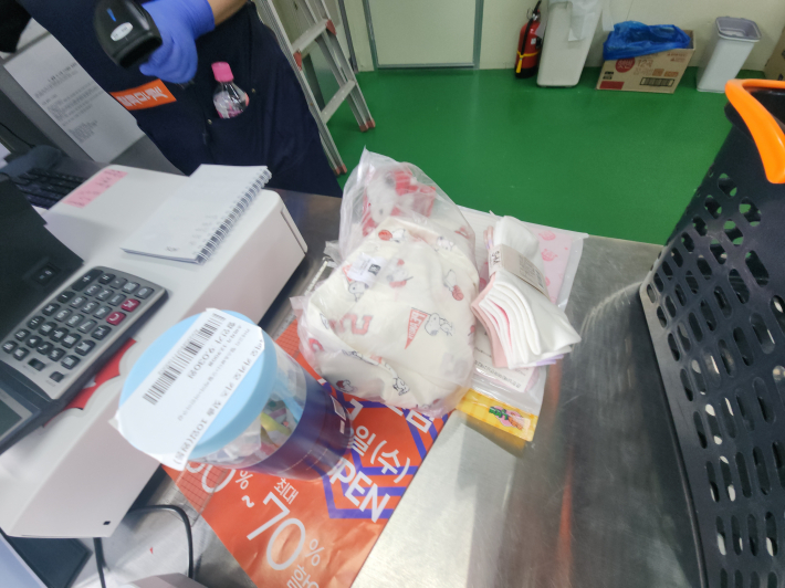 직접 구매한 생활용품과 의류 제품 구성 모습