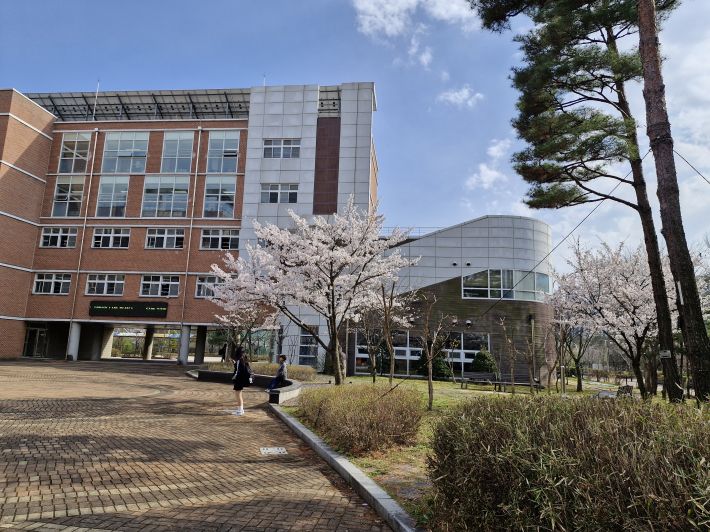 봄날의 교정은 배움의 자리마저 한층 따뜻하게 물들이고 있었다.