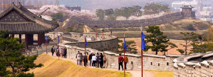 사진1) 관광객과 시민들이 수원화성 성곽길 중 동장대(연무대) 주변을 걷고 있다.    