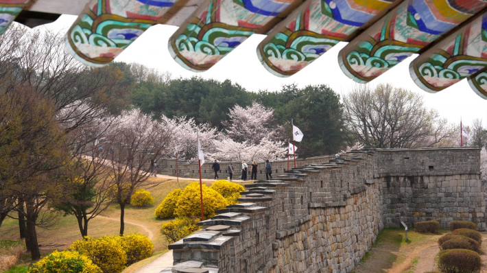 사진2) 수원화성 서북각루에서 서장대 방향으로 올라가는 길을 바라보는 모습.    