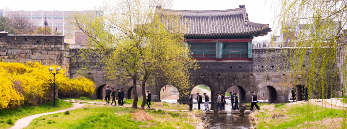 사진3) 시민들이 수원화성 성곽길 중 북수문(화홍문) 앞 징검다리를 건너고 있다.    