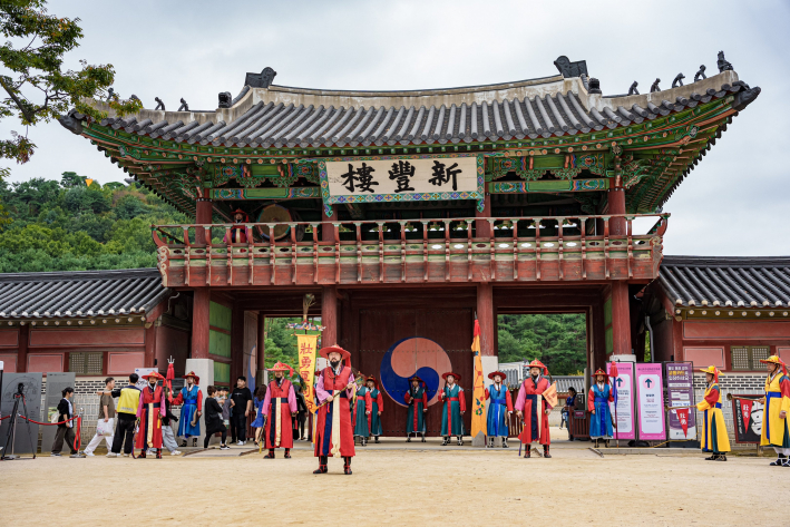 사진6) 화성행궁 정문인 신풍루 앞에서 장용영 수위의식이 진행되고 있다.    
