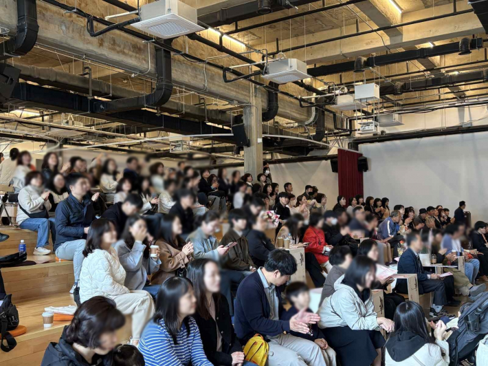 행사 참여자들이 특별 강연을 듣고 있다. 