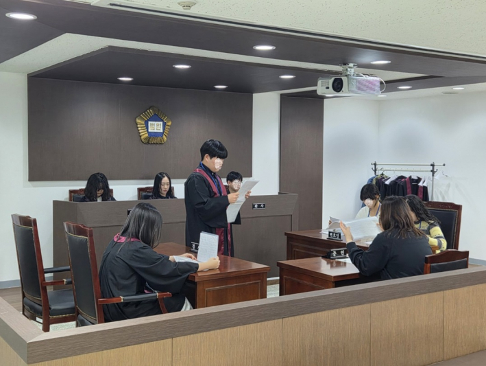 법무부 수원청소년꿈키움센터에서 모의법정을 하고 있는 청소년들