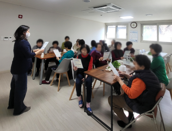 방문건강관리 전담인력이 경로당을 찾아 미세먼지 대응 교육을 하고 있다.