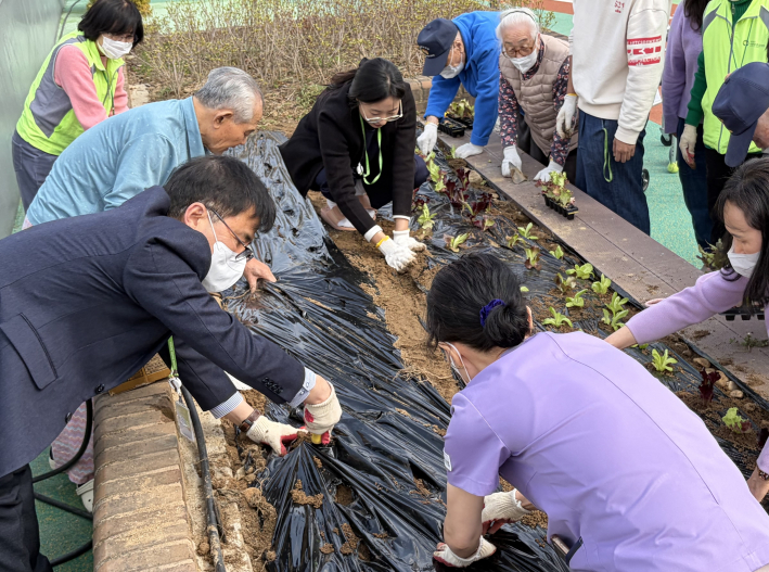 어르신과 함께하는 텃밭가꾸기