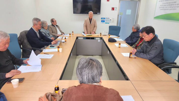 광교노인복지관 지식기부로 강의를 맡은 노곡 조성국 시인이 열강을 하는 모습