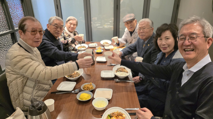 강의 후 인근 식당으로 자리를 옮겨 대화를 나누는 장면