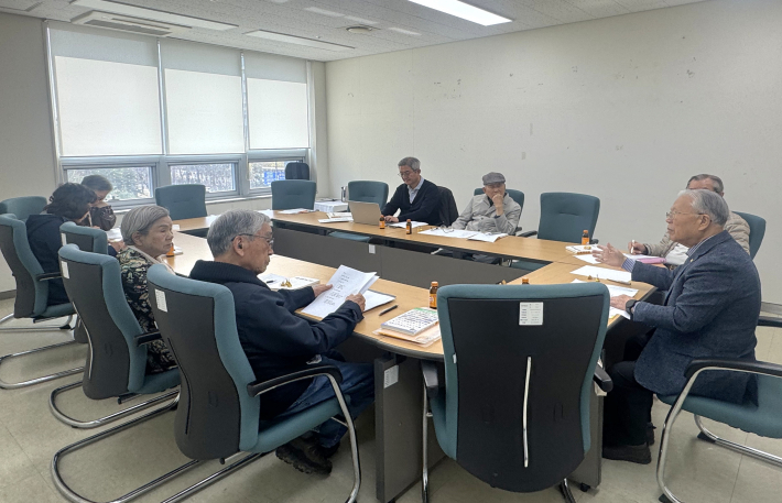 수업 두번째 날, 지혜를 전하는 강사의 꼿꼿한 뒷모습