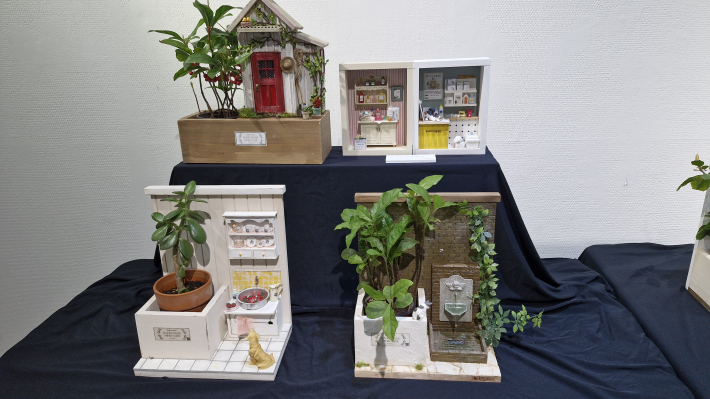 미니어쳐를 식물과 연계해서 화초 대를 만들었다. 김정미 작가의 작품