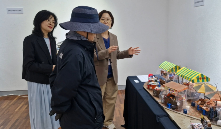 관광객과 소감을 나누는 전시 작가들