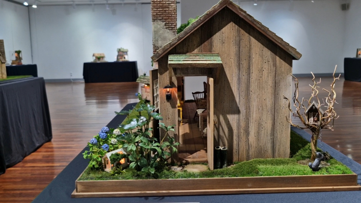 작품에서 공간을 느끼도록 표현한 작품, 옆으로 보면 공간이 느껴진다 