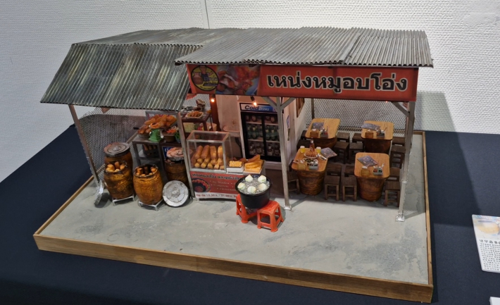 바싹한 고기에 맥주 한잔이 굉장한 추억으로 남아 만들었다는 고노원 작가의 작품