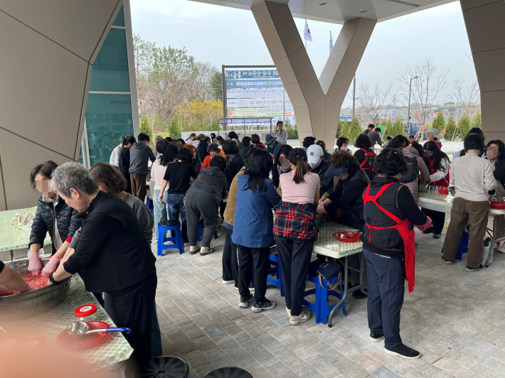 가족 단위 참가자들이 함께 딸기청을 만들며 웃음을 나누는 모습