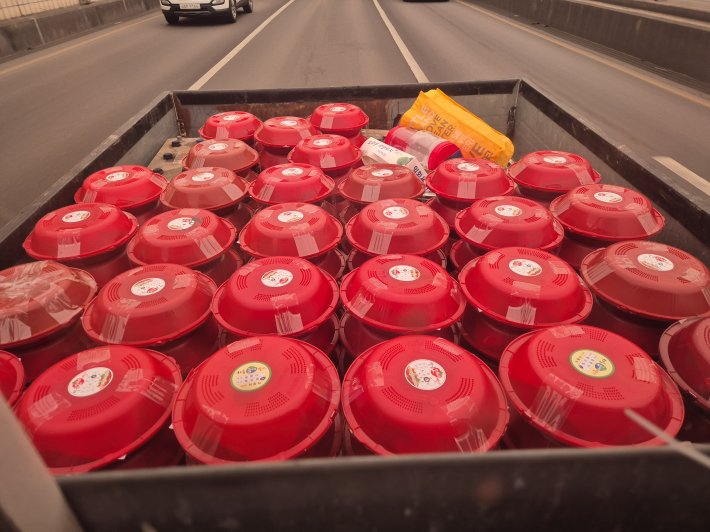 경매시장에서 구입한 신선한 딸기를 차량 가득 싣고 행사장으로 이동하며, 아침부터 행사를 준비하는 서둔동 주민자치회 위원들의 보이지 않는 노력의 모습