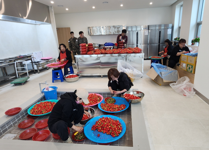 행사 진행을 위해 딸기 손질과 준비 작업을 하고 있는 주민자치회 위원들