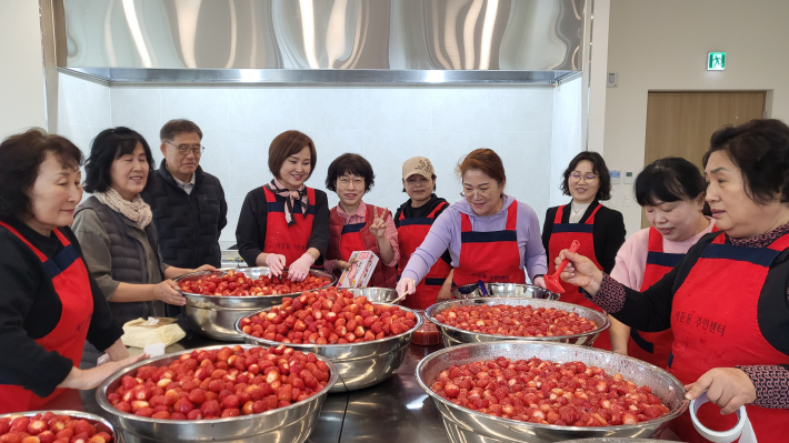 이른 아침부터 행사를 위해 묵묵히 준비에 힘쓰는 서둔동 주민자치회 위원들 모습