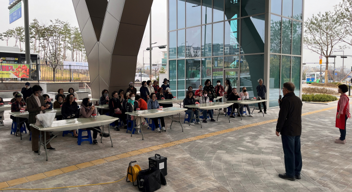 새롭게 이전한 서둔동 행정복지센터 신청사 앞에서 진행된 첫 주민 참여 행사 현장 전경