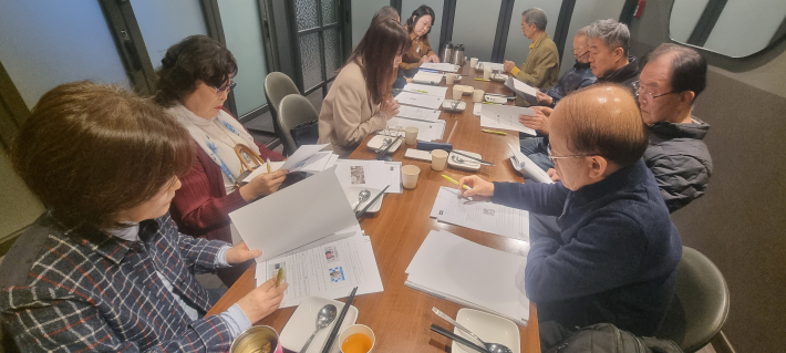 후원금 확충 방안을 진지하게 논의하고 있다. 