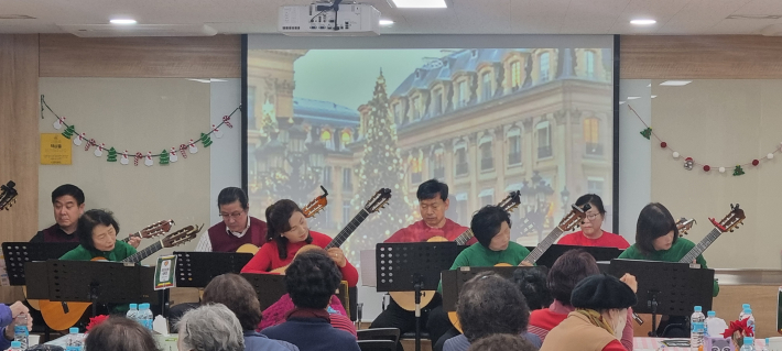 분관 두빛나래에서의 어르신을 위한 행사 장면