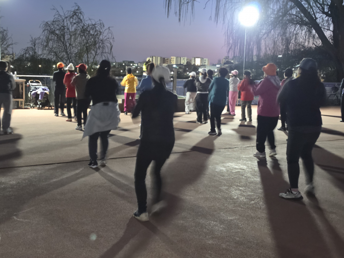 운동교실에 모인 참가자들