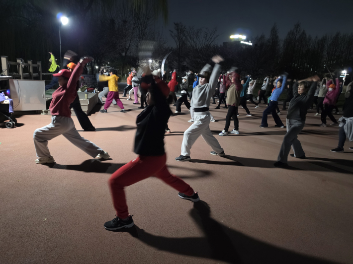 기초체력 향상 및 유연성 증대 동작들을 따라 운동하는 참가자들