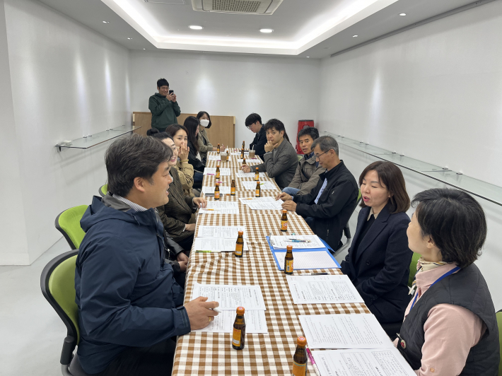 행궁동 경기행복마을관리소를 방문한 경기연구원 연구진과 행궁동장, 김은설 사무원이 질의응답을 시간을 갖고 있다.