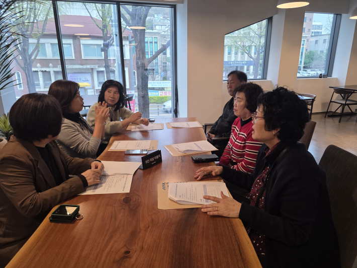 매교동 통장협의회 임원진과의 간담회를 하고 있다.