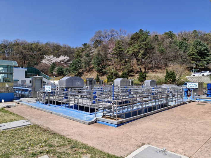 눈으로 깨끗한 물을 만드는 것이 아니라, 과학적인 수질 검사로 안전한 물을 만들고 있다.   