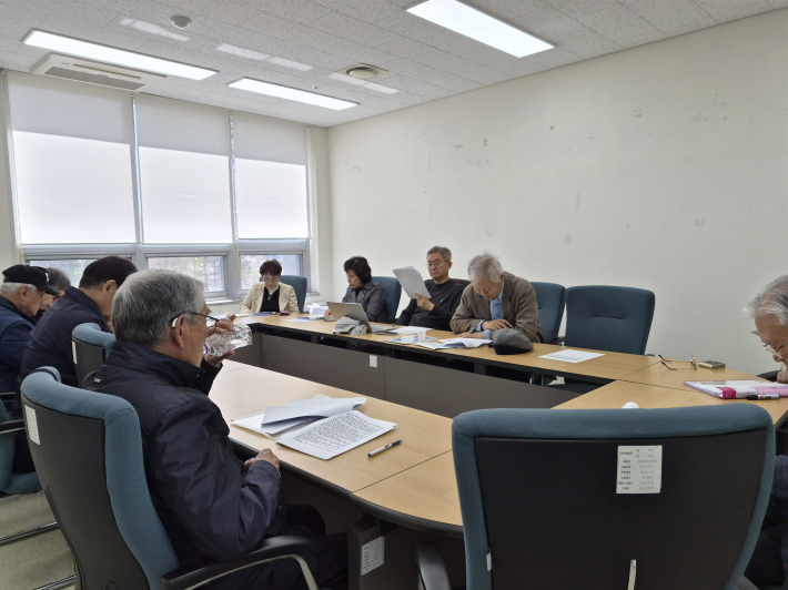 열심히 시 창작 강의를 듣는 어르신들 