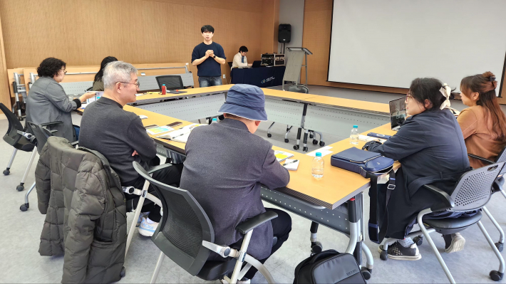 수원도시재단 마을자치지원센터 관계자가 주민제안 공모사업 세부 운영 계획을 설명하고 있다.