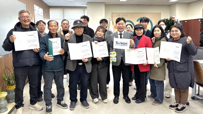 지난 3월 4일 수원도시재단에서 마을기자단 8명이 이병진으로부터 위촉장을 수여받고 기념촬영을 하고 있다. 이날 위촉을 시작으로 기자단은 수원 마을자치 현장을 기록하는 활동에 본격 돌입했다.