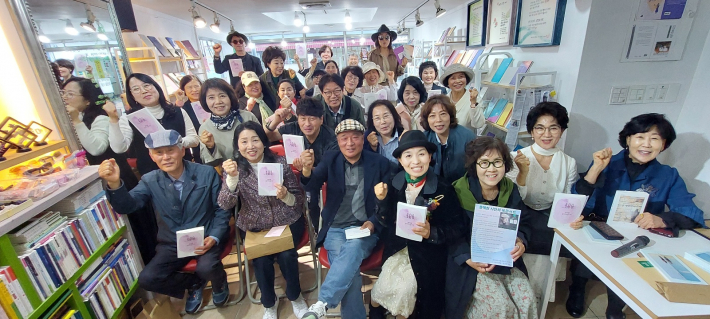 북콘서트 참가자 전체 기념 시진