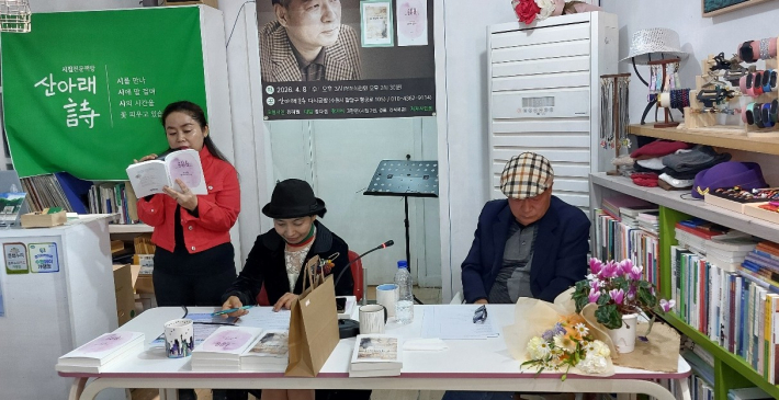 지역 활동 시인이 용혜원 시인의 작품을 낭독하고 있다.   