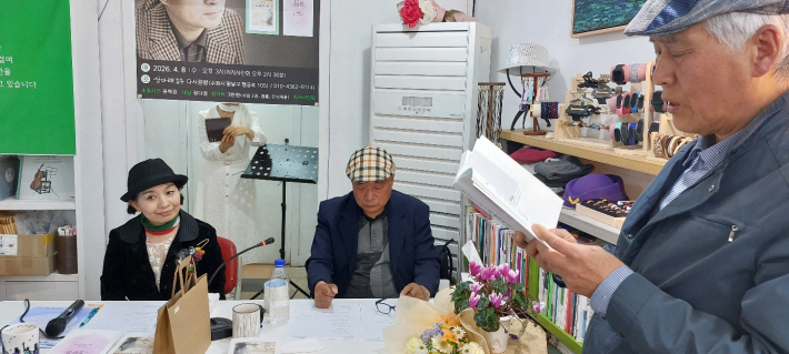 지역 활동 시인이 용혜원 시인의 작품을 낭독하고 있다.