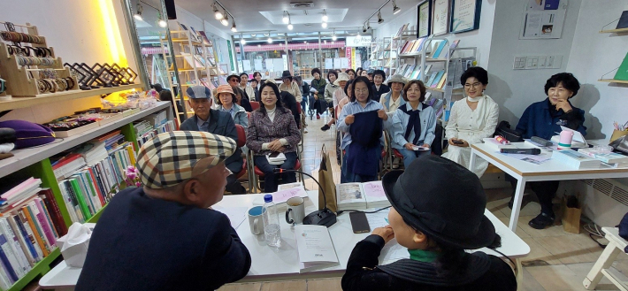 북콘서트 진행 장면