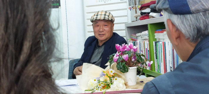 용혜원 시인이 독자와 대화를 나누고 있다.