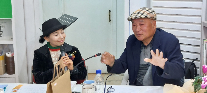 용혜원 시인이 대담자와 대화를 나누고 있다.