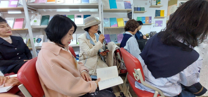 한 독자가 용 시인의 시를 낭독하고 있다.