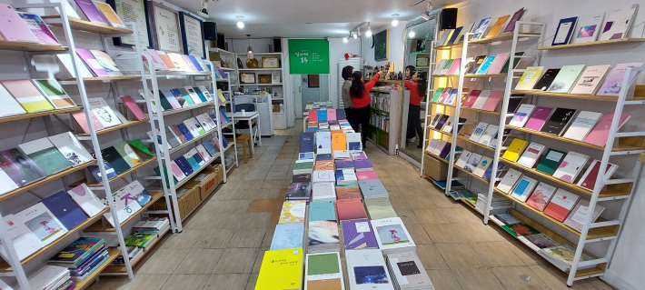 시 전문 책방 '산 아래 詩' 내부 모습