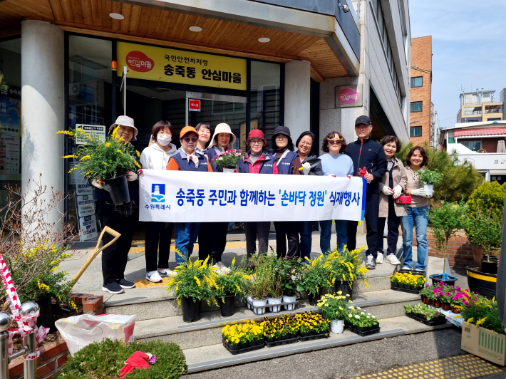 손바닥 정원 참여자들이 기념사진을 찍고 있다