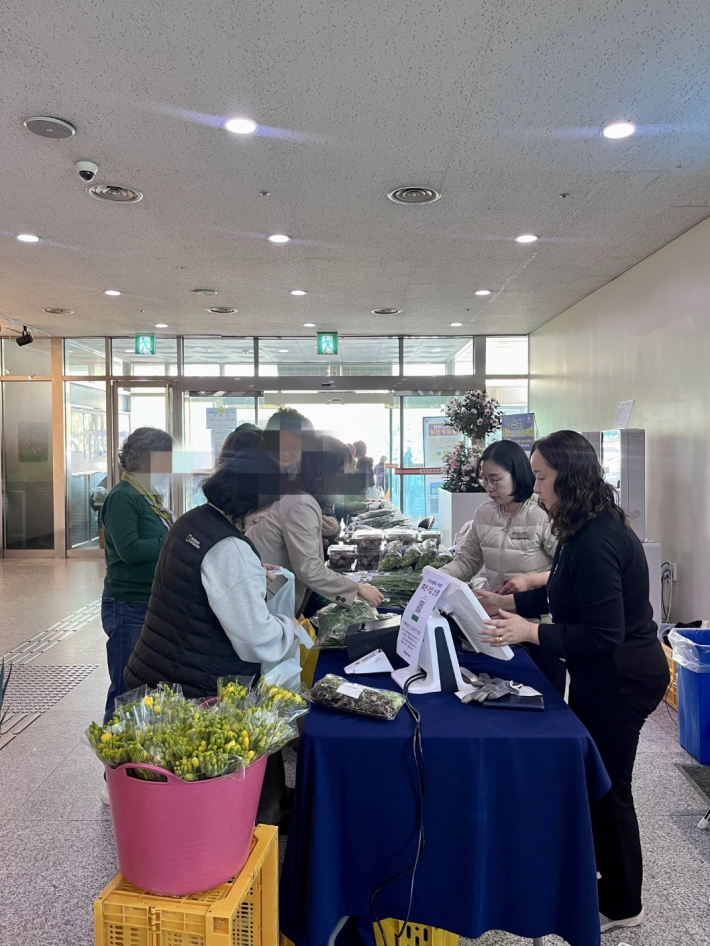 수원로컬푸드 직거래장터에서 시민들이 농산물을 구매하고 있다.