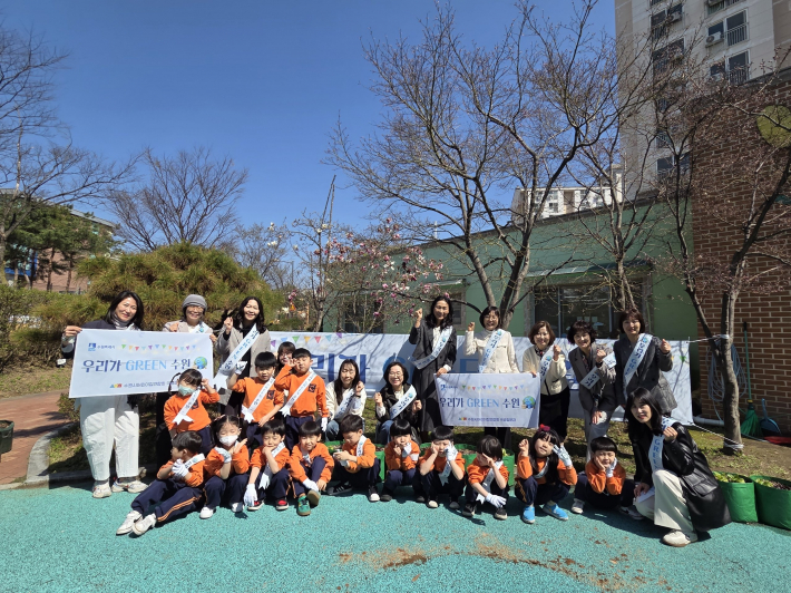 수원시어린이집연합회 국공립분과와 수원시 관계자, 영유아 등이 환경캠페인을 전개하고 있다.     